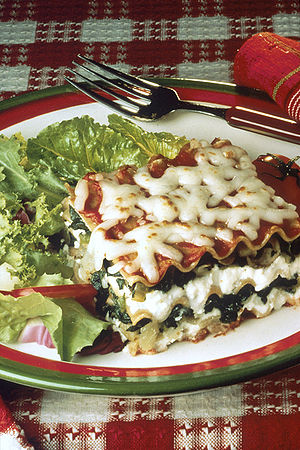English: The lasagna is made with spinach (as ...